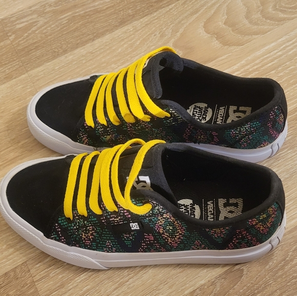 DC Shoes 'Manual TX LE' Black Sneakers with Yellow Laces - Picture 6 of 8